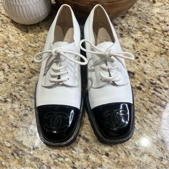 CHANEL Lace-Up Patent Leather White Black Platform Derby Shoes 35 100% Auth. - Picture 9 of 16